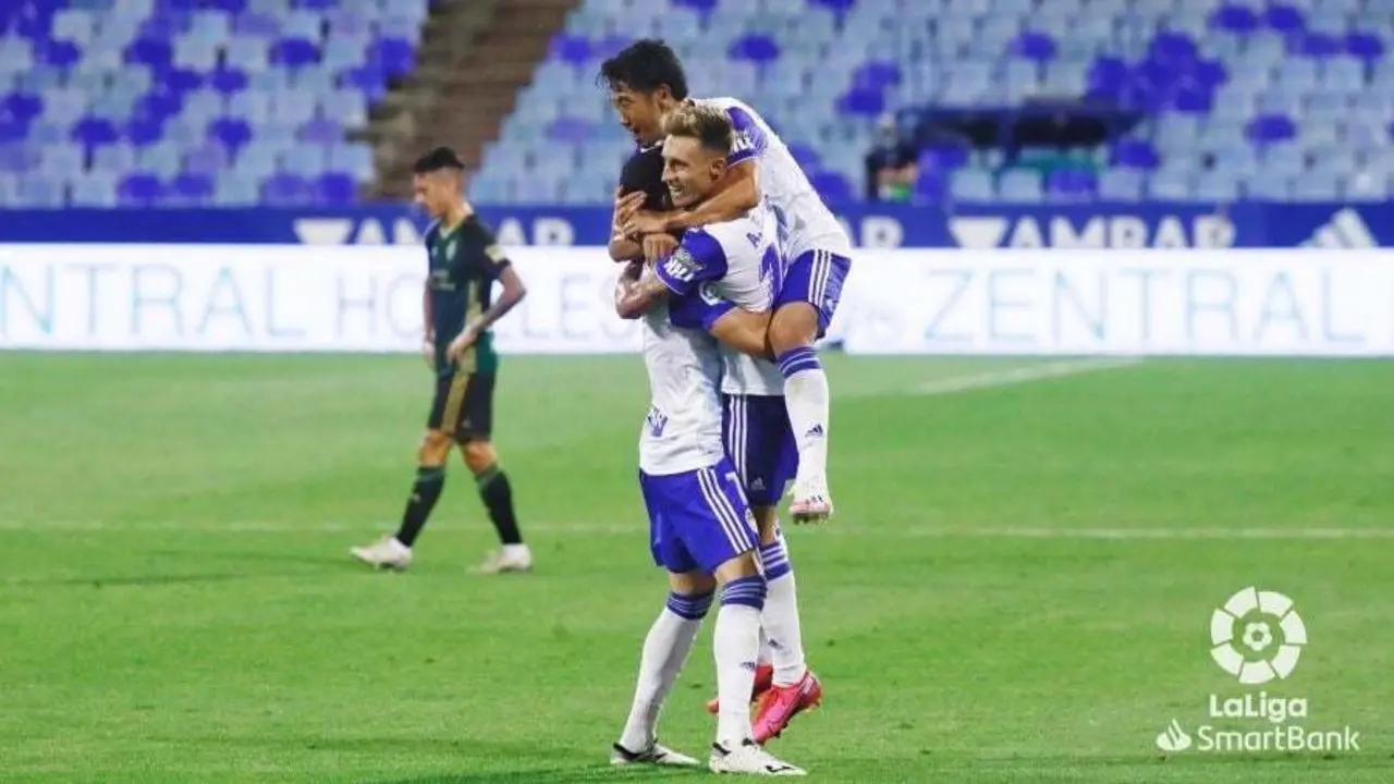 Los jugadores del Real Zaragoza celebran el gol de &Aacute;lex Blanco que pon&iacute;a el 2-1 en el marcador. Foto: LaLiga SmartBank