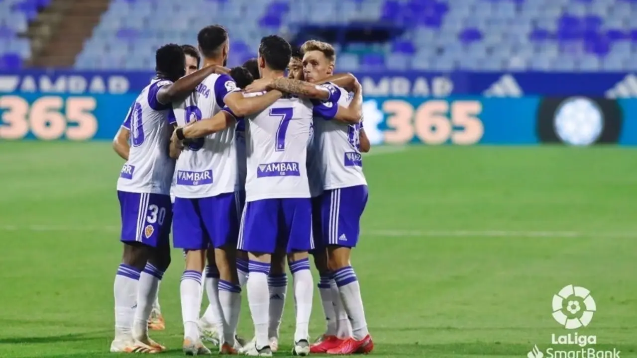 Los futbolistas del Real Zaragoza se abrazan tras vencer a la Ponferradina |
Foto: LaLiga SmartBank