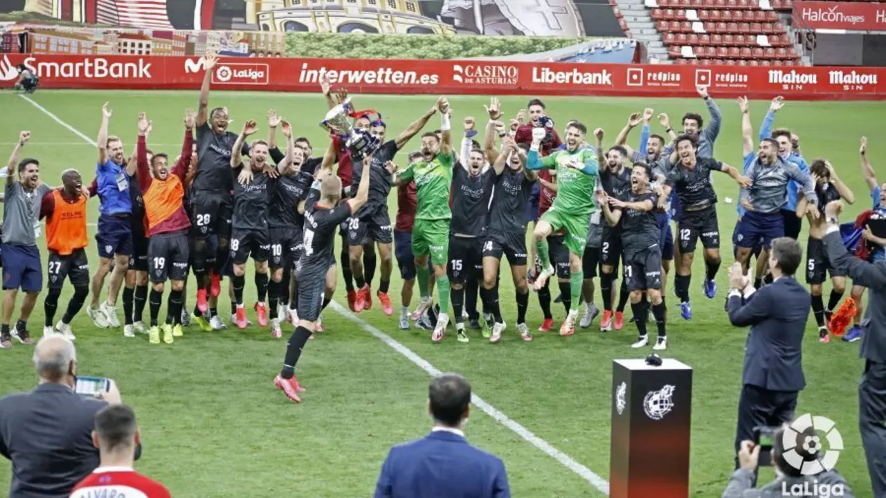 La SD Huesca celebrando el t&iacute;tulo de Segunda. | Foto: LaLiga