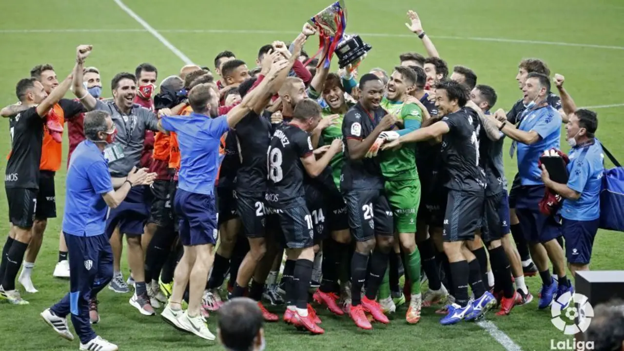 Los jugadores de la SD Huesca celebran por todo lo alto el t&iacute;tulo de liga conseguido en El Molin&oacute;n. Foto: LaLiga