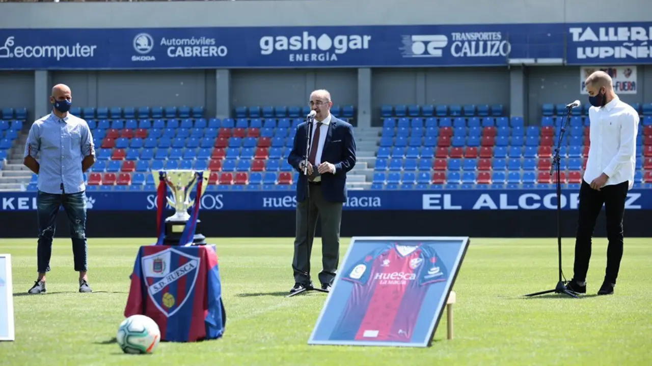Lamb&aacute;n, entre Rico y Pulido, en el acto celebrado en El Alcoraz para celebrar el ascenso y el campeonato de liga. Foto: SD Huesca