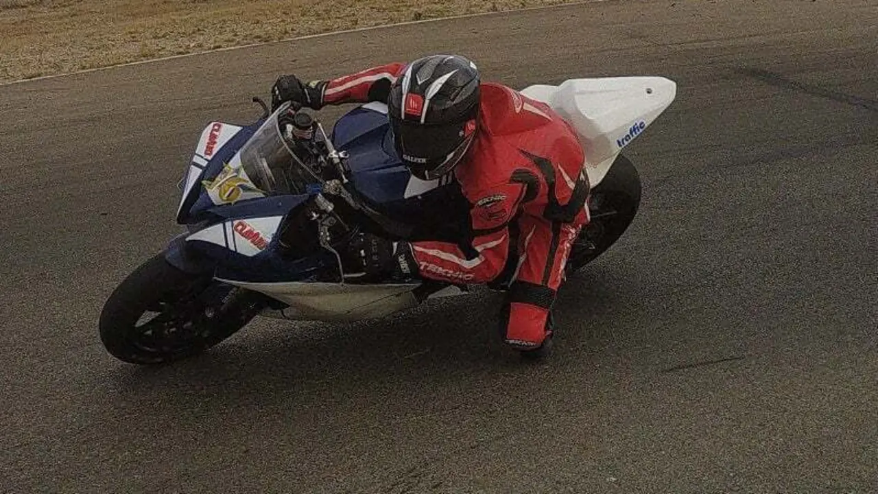 Giral, en la imagen, gestiona una curva a izquierdas durante una carrera. Foto: Cedida