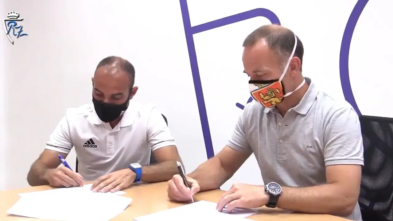 Iv&aacute;n Mart&iacute;nez junto a Lapetra en la firma del contrato. | Foto: Real Zaragoza