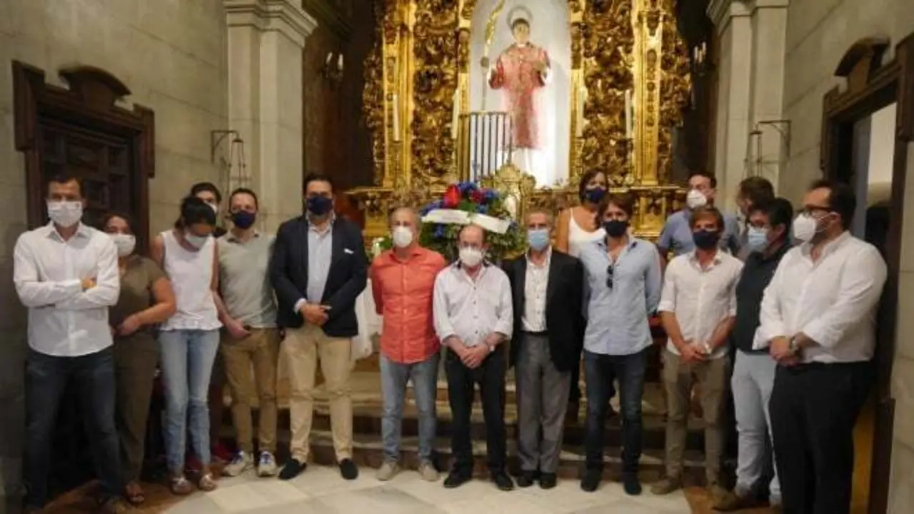 Miembros de la directiva de la SD Huesca en la Bas&iacute;lica de San Lorenzo | Foto: SDH