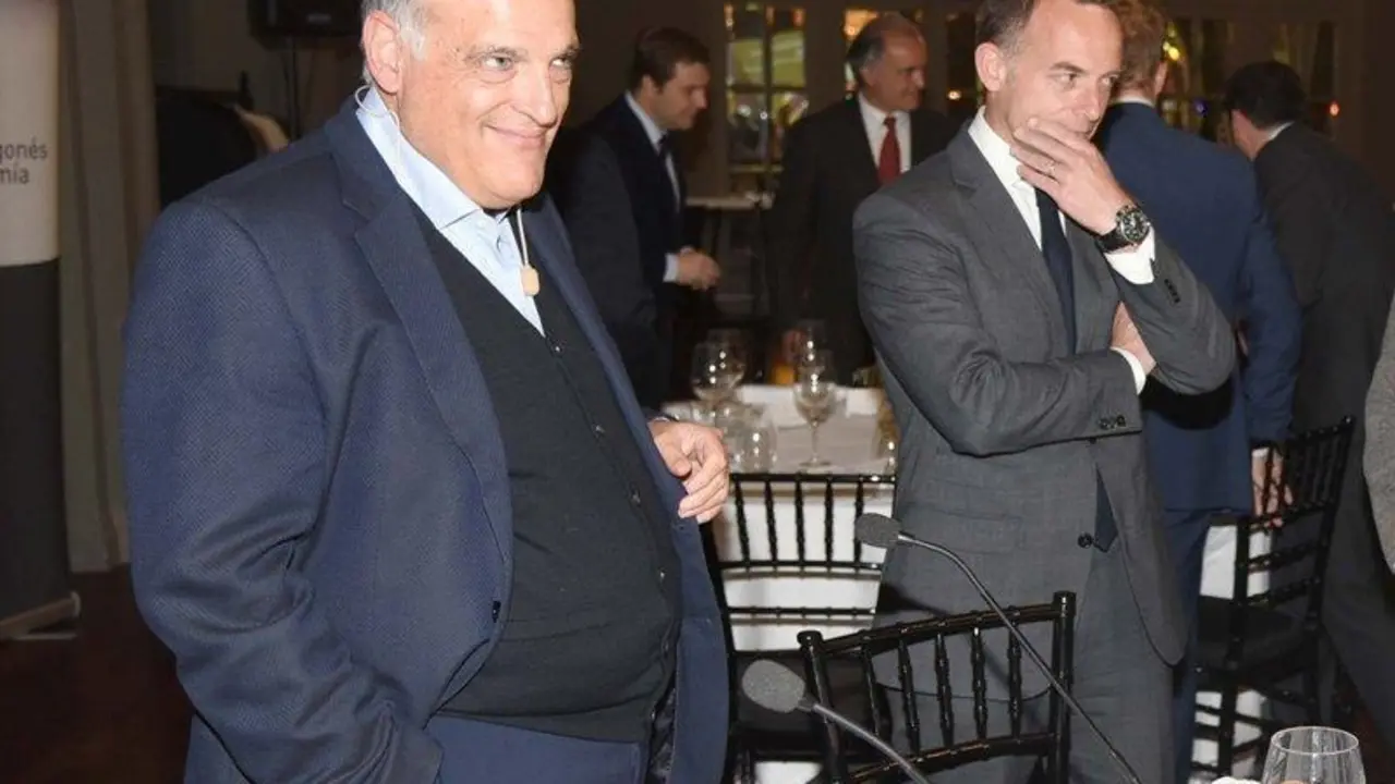 Javier Tebas, presidente de LaLiga, con Christian Lapetra, presidente del Real Zaragoza. Foto: &Aacute;NGEL DE CASTRO