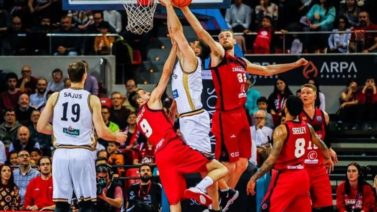 Hlinason, Brussino y Seeley; en un partido de la temporada pasada. Foto: FIBA