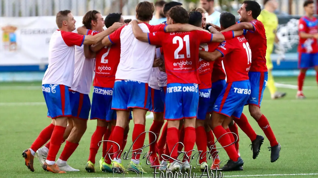 Los jugadores del Tarazona festejan sobre el campo el hist&oacute;rico ascenso a Segunda B | Foto: Rub&eacute;n Losada