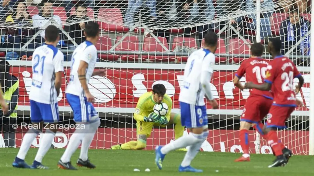 Cristian &Aacute;lvarez para un bal&oacute;n en los play off de la temporada 17-18 ante el CD Numancia. Foto: Real Zaragoza