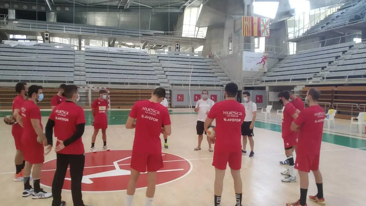 Primer entrenamiento del Bada Huesca 2020/21 en el Palacio de los Deportes. Foto: BM Huesca
