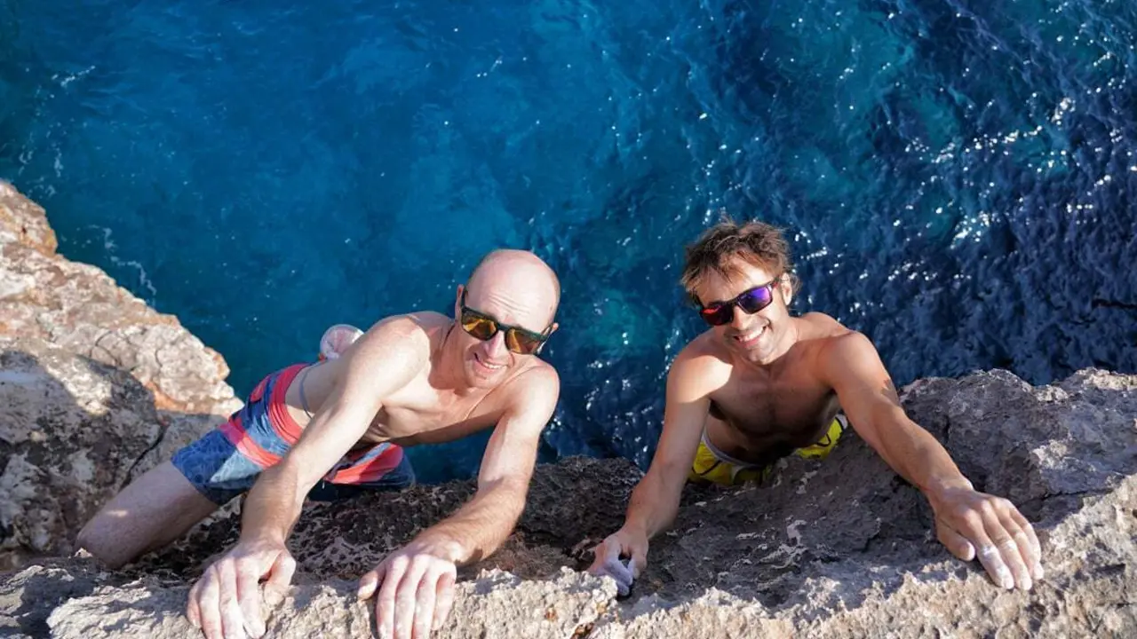 Iker y Eneko Pou, en la imagen, hacen escalada psicobloc en Baleares. Foto: Hermanos Pou