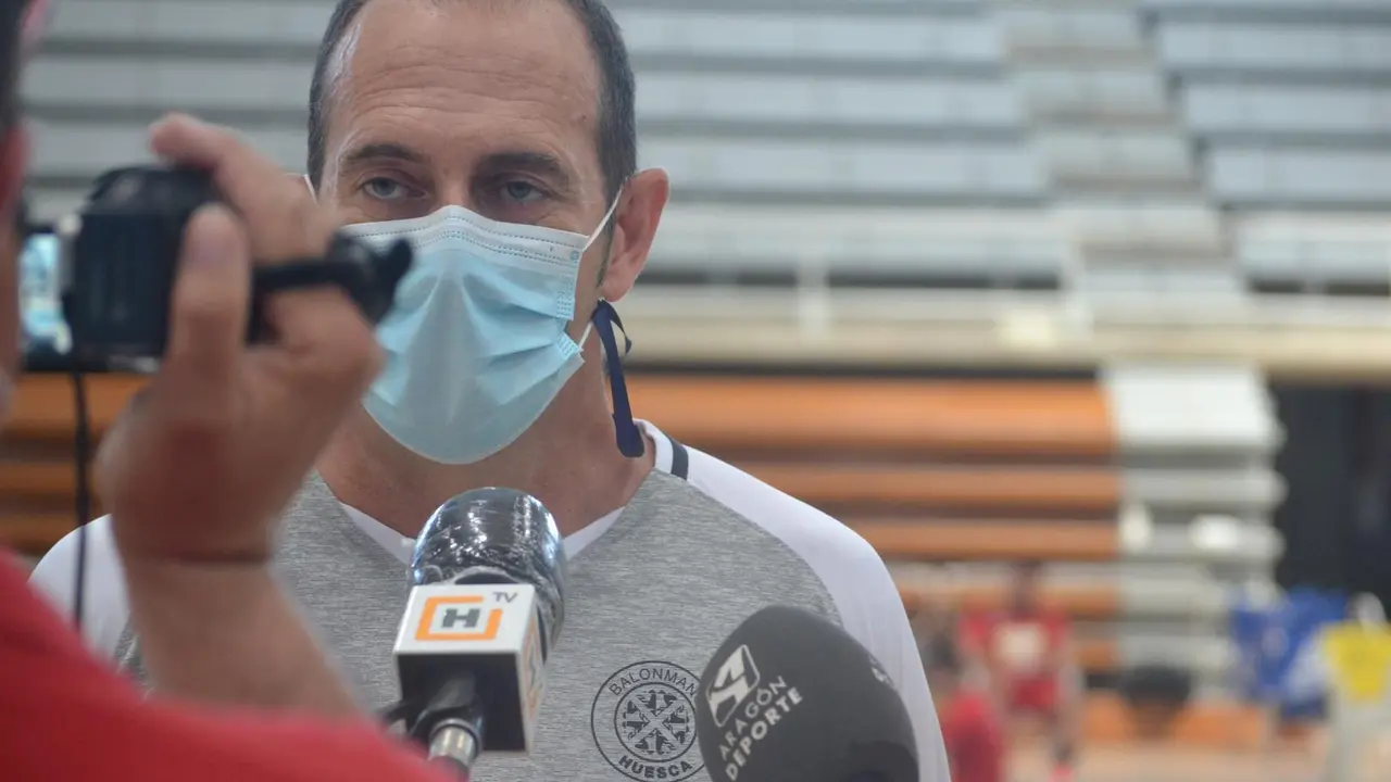 Nolasco, entrenador del Bada Huesca, cumplir&aacute; su temporada 13 como 'jefe' del vestuario. Foto: Sportaragon