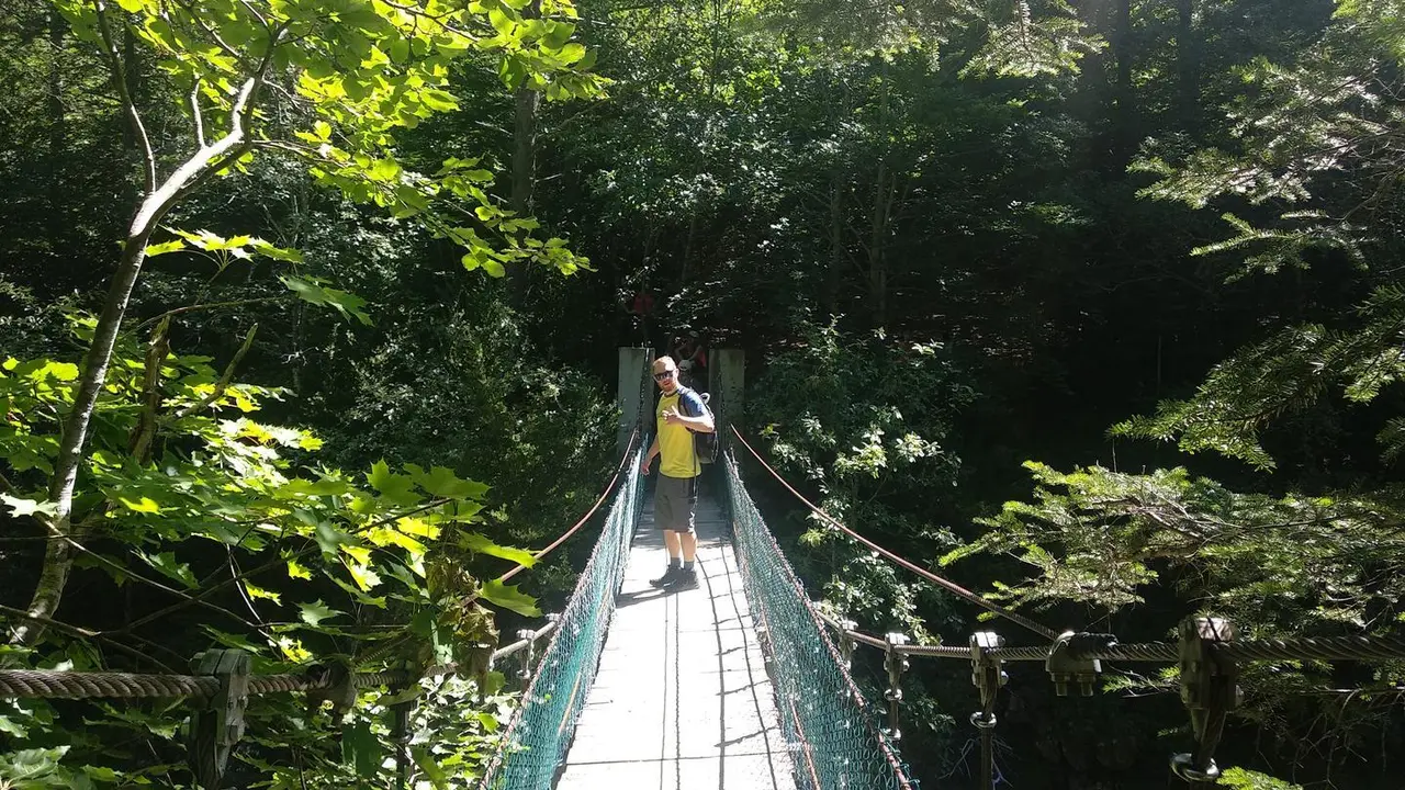Un turista sobre el puente de Burguil. Foto: Sportaragon