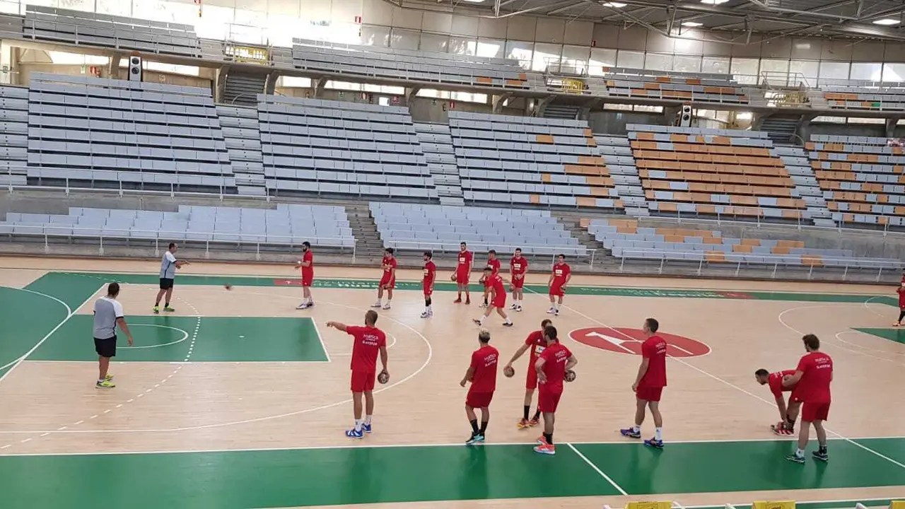 Primer entrenamiento del Bada Huesca en el que Del Valle sinti&oacute; un pinchazo en su gemelo derecho. Foto: BM Huescae