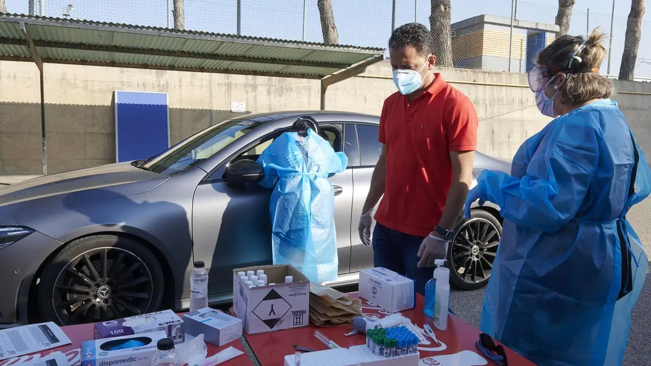 Los jugadores del Real Zaragoza, esta ma&ntilde;ana, en la Ciudad Deportiva para pasar la prueba del coronavirus. Foto: Real Zaragoza