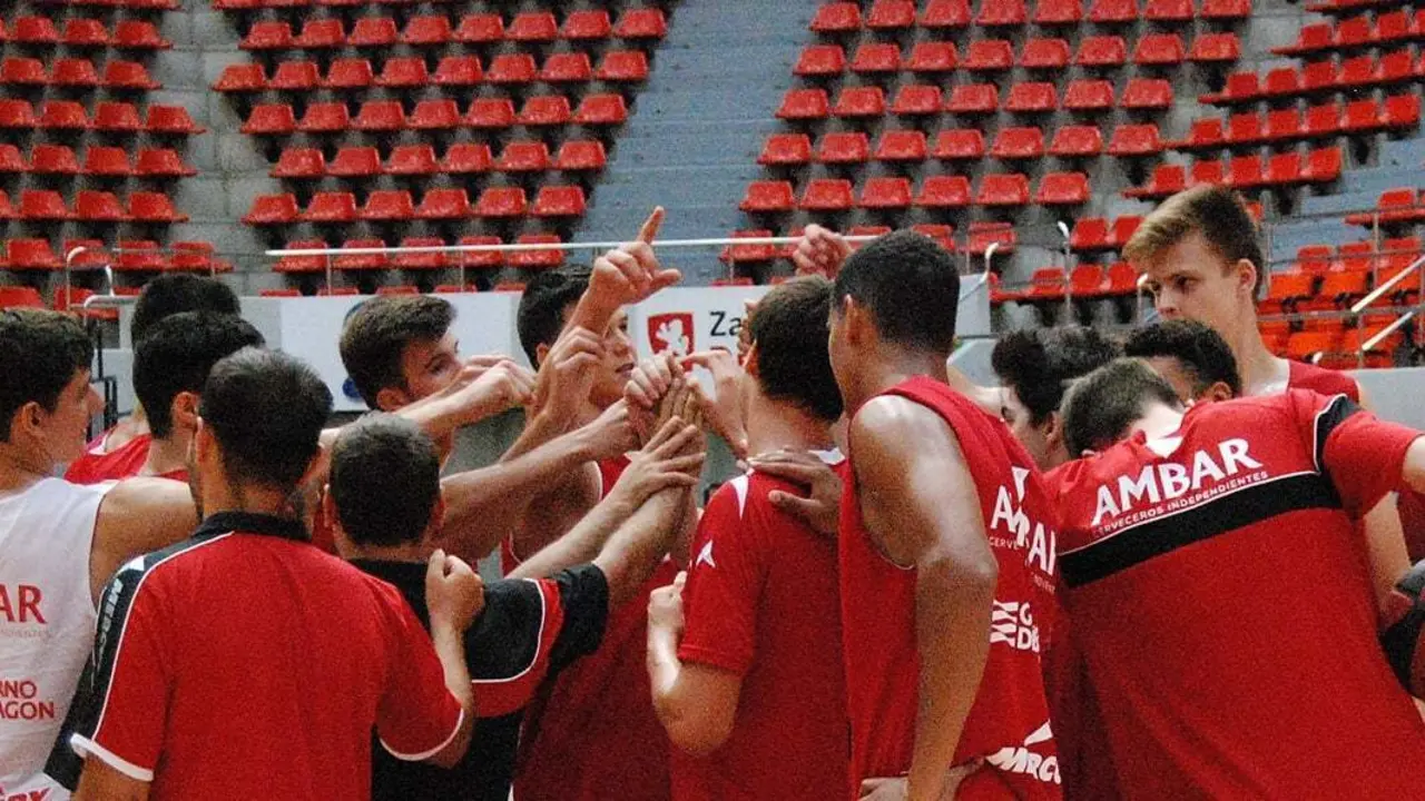 Los j&oacute;venes, en un entrenamiento. Foto: Basket Zaragoza