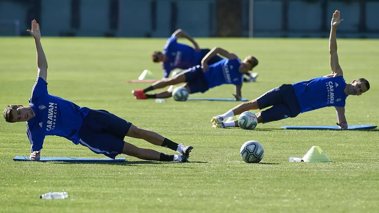 Los jugadores del Real Zaragoza cumplen las distancias de seguridad en los entrenamientos. Foto: Tino Gil / Real Zaragoza