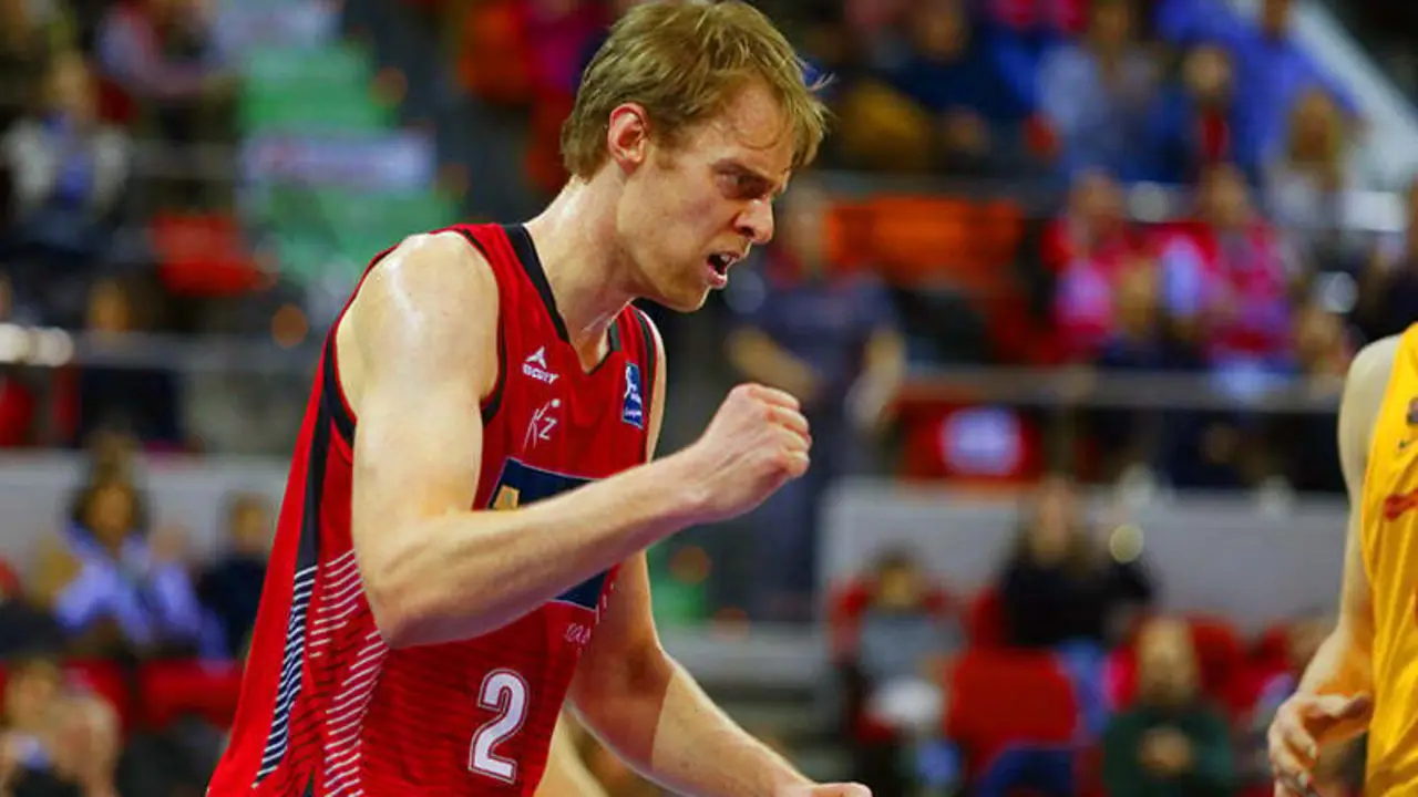 Henk Norel celebra una acci&oacute;n sobre el Pr&iacute;ncipe Felipe. Foto: Basket Zaragoza