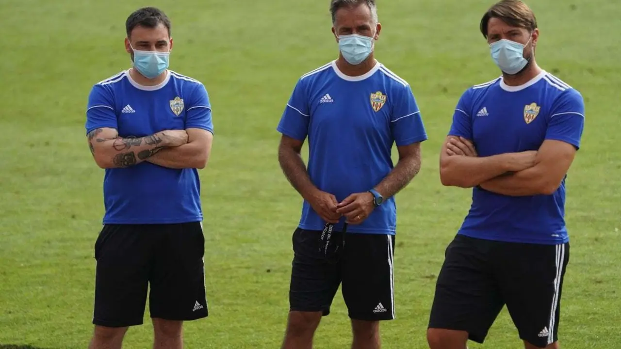Miembros del cuerpo t&eacute;cnico del Almer&iacute;a durante un entrenamiento | Foto: UD Almer&iacute;a