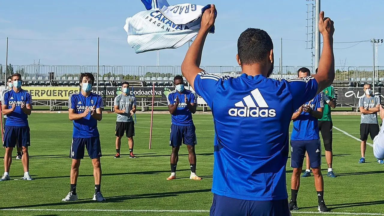 El Real Zaragoza se despide de Luis Su&aacute;rez antes de entrenar. Foto: Real Zaragoza
