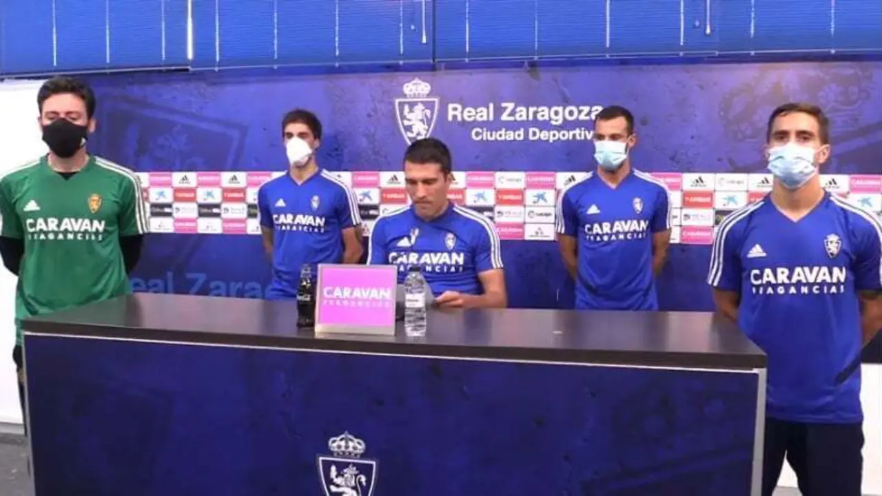 Alberto Zapater, escoltado por los capitanes. Foto: Real Zaragoza