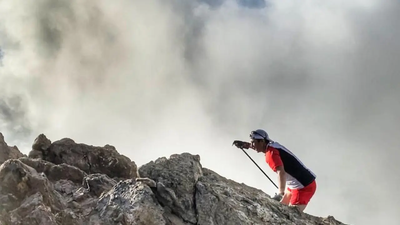 Kiko Navarro, corredor de OS2O, en pleno esfuerzo en su ascensi&oacute;n al Garmo Negro. Foto: J. M.