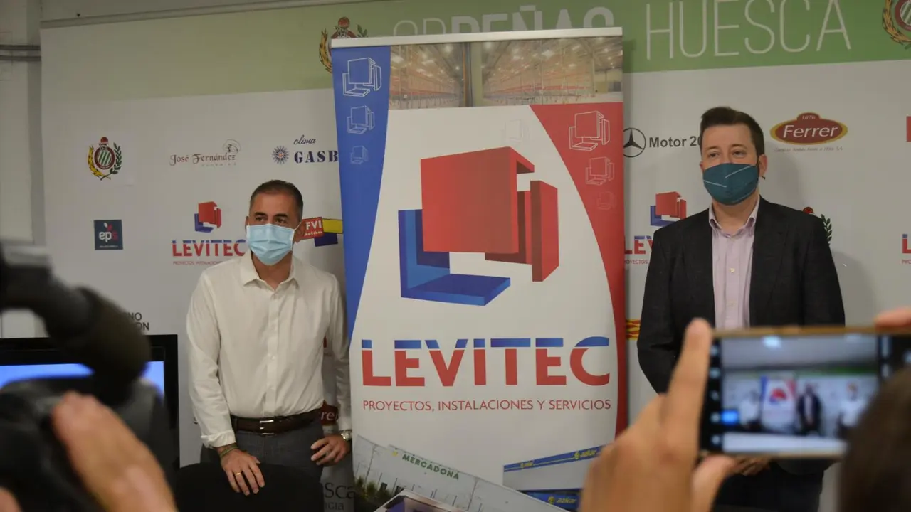 Pablo Lera, a la izquierda, y Antonio Or&uacute;s, en la renovaci&oacute;n de Levitec como patrocinador del CB Pe&ntilde;as. Foto: Sportaragon