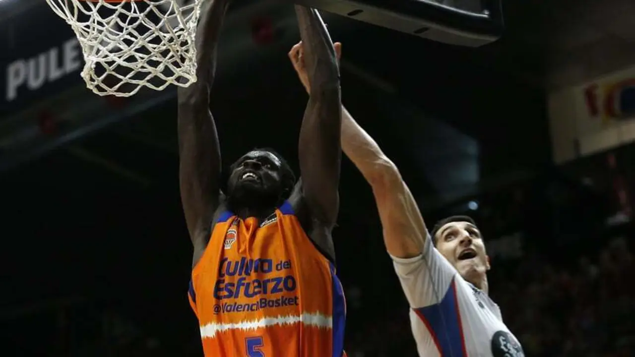 Maurice Ndour, con el Valencia Basket ante Obradoiro. Foto: M.A. Polo/ACB