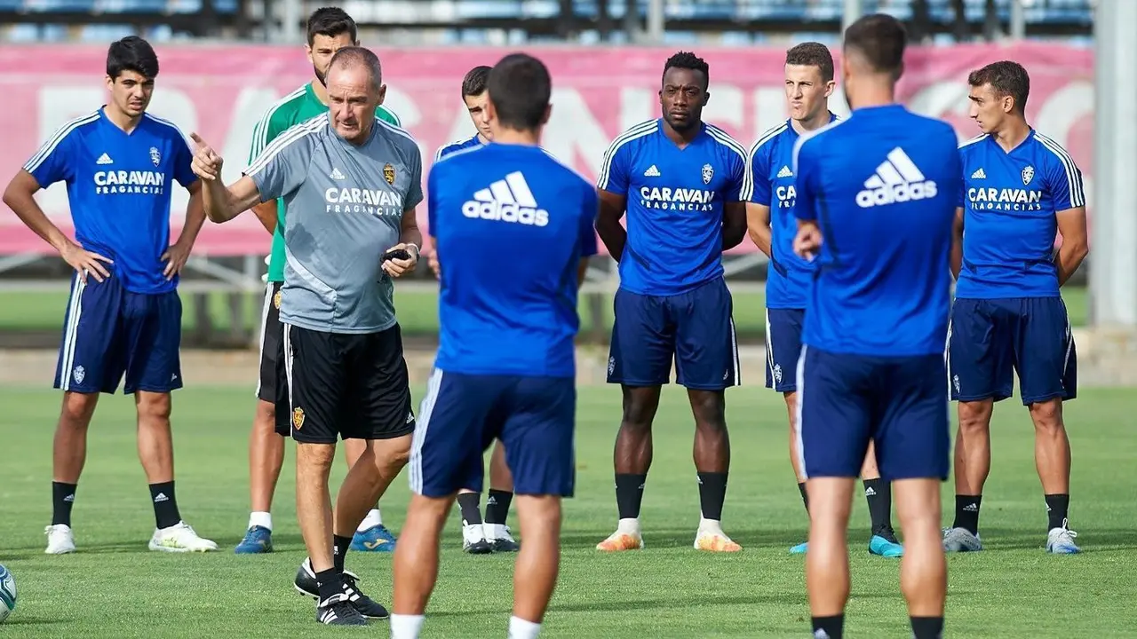V&iacute;ctor Fern&aacute;ndez da indicaciones a sus futbolistas de cara al playoff. Foto: Real Zaragoza