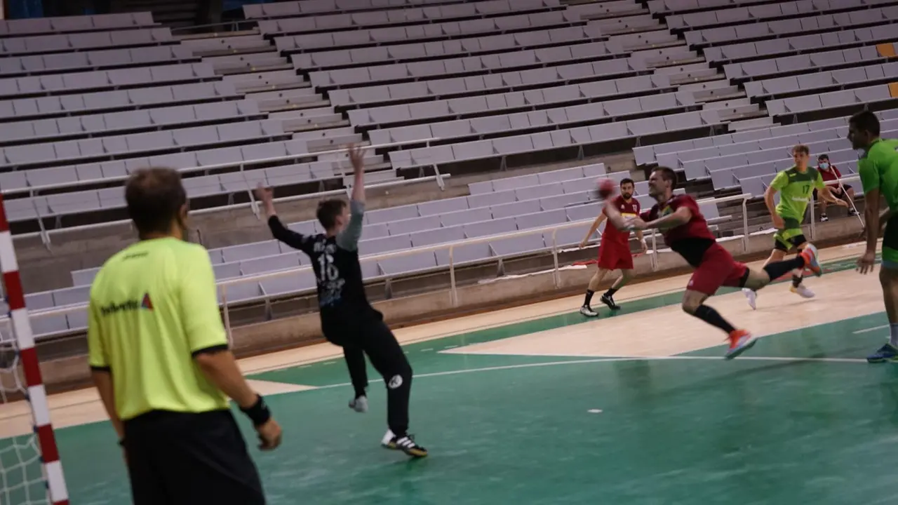 IMagen de una jugada del amistoso entre el Bada Huesca y el Anaitasuna con el que se abri&oacute; la pretemporada. Foto: BM Huesca