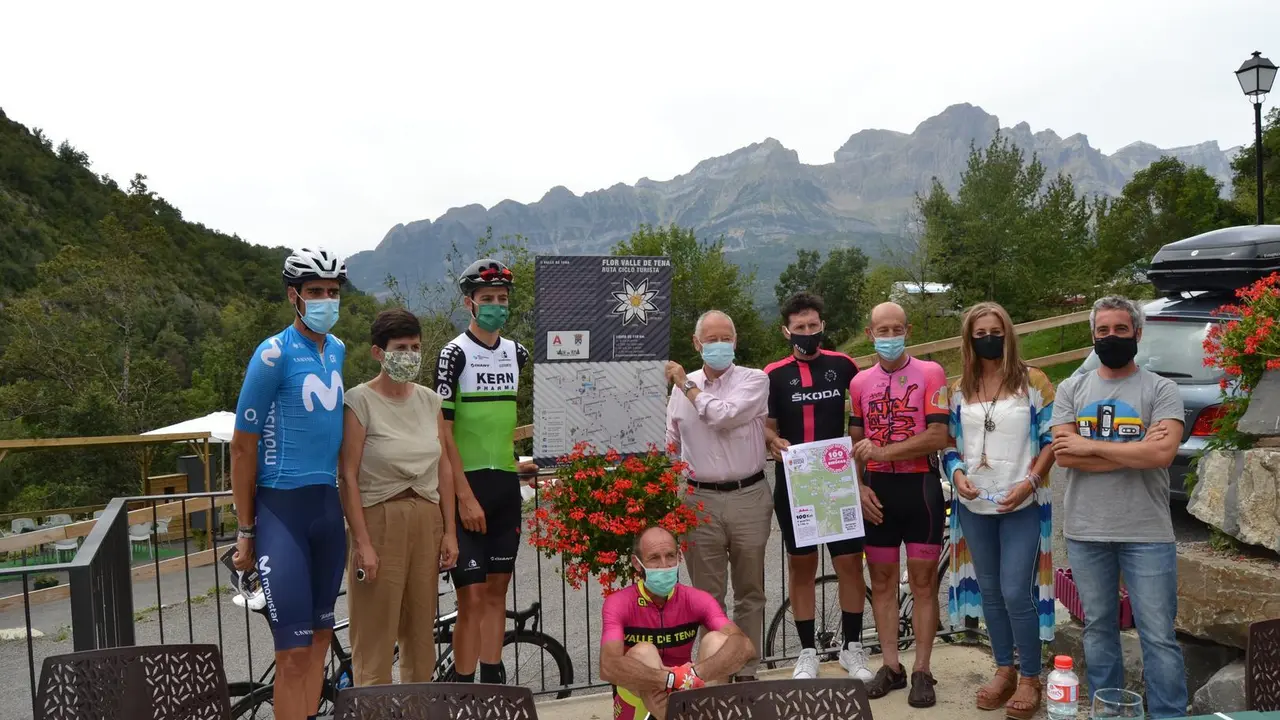 Presentaci&oacute;n oficial de la Flor Valle de Tena despu&eacute;s de que Arcas, Castrillo y Beloki, con el cartel de los 100 km de Biescas, y Fernando Rasal -agachado- la recorrieran. Foto: Sportaragon