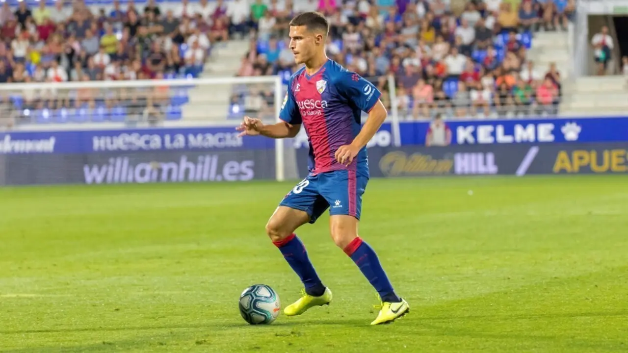 Jaime Seoane con la camiseta azulgrana. | Foto: SD Huesca