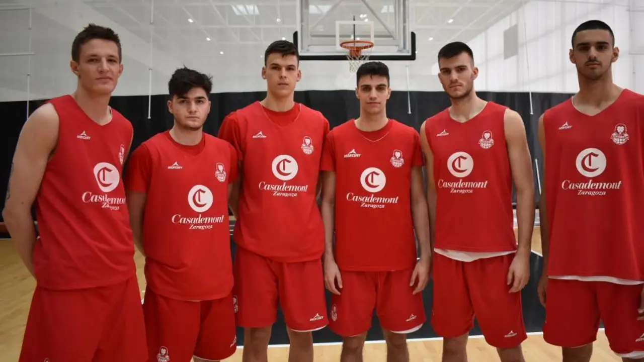 De izda a dcha: Vit Krejci ( a&ntilde;o 2000), Javier Garc&iacute;a (2001), Jaime Pradilla (2001), Carlos Aloc&eacute;n (2000), Ander Urdia&iacute;n (2000) y Aitor Etxeguren (2002).| Foto: Casademont Zaragoza
