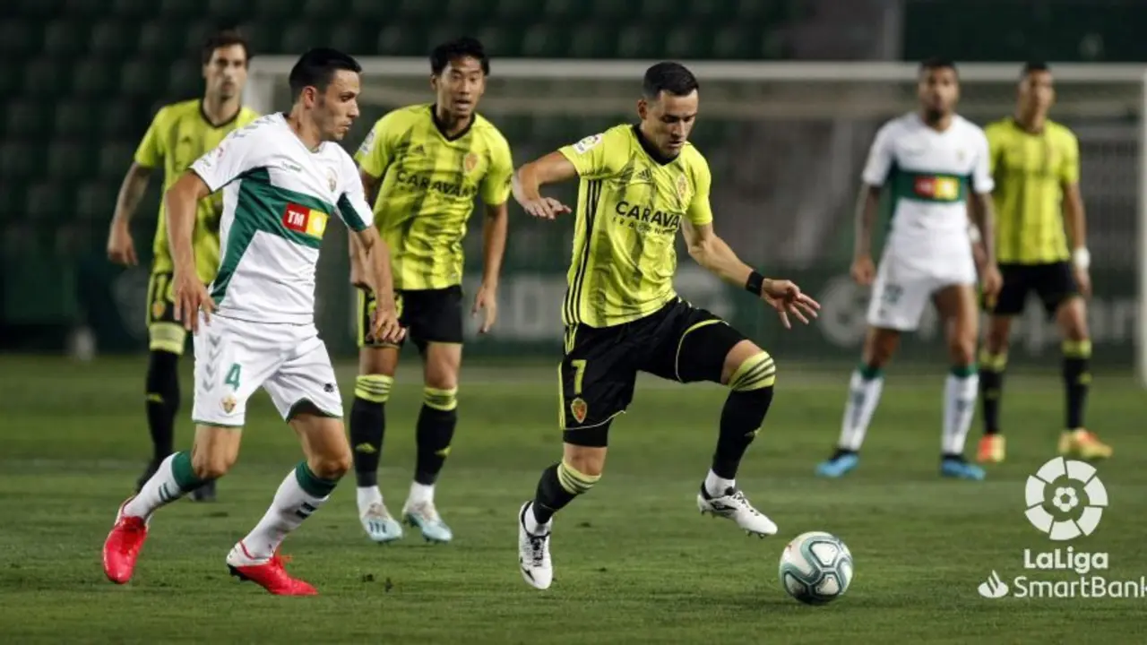 Linares conduce el bal&oacute;n ante el Elche. Foto: LFP