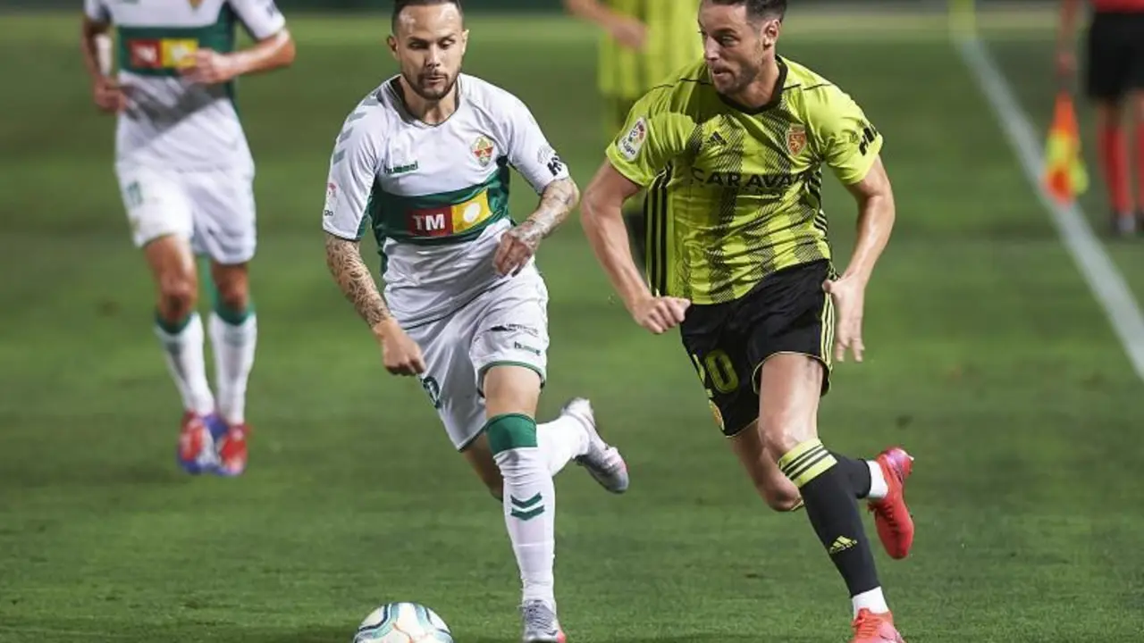 Burgui conduciendo un bal&oacute;n ante el Elche | Foto: Tino Gil, Real Zaragoza