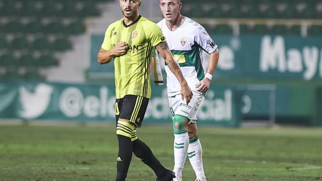 Javi Ros y Dani Escriche en el partido de la ida de la semifinal del playoff en el Mart&iacute;nez Valero. Foto: Real Zaragoza