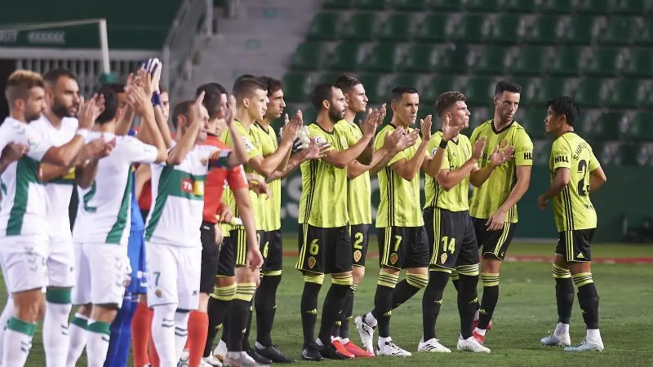 Los jugadores del Real Zaragoza aplauden antes de empezar el partido de playoff ante el Elche CF. Foto: Real Zaragoza