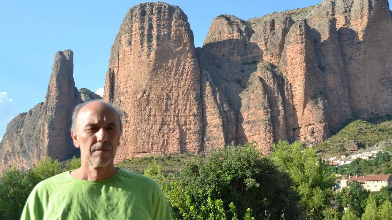 Fernando Cobo, en la imagen, con los Mallos de Riglos como tel&oacute;n de fondo. Foto: Sportaragon