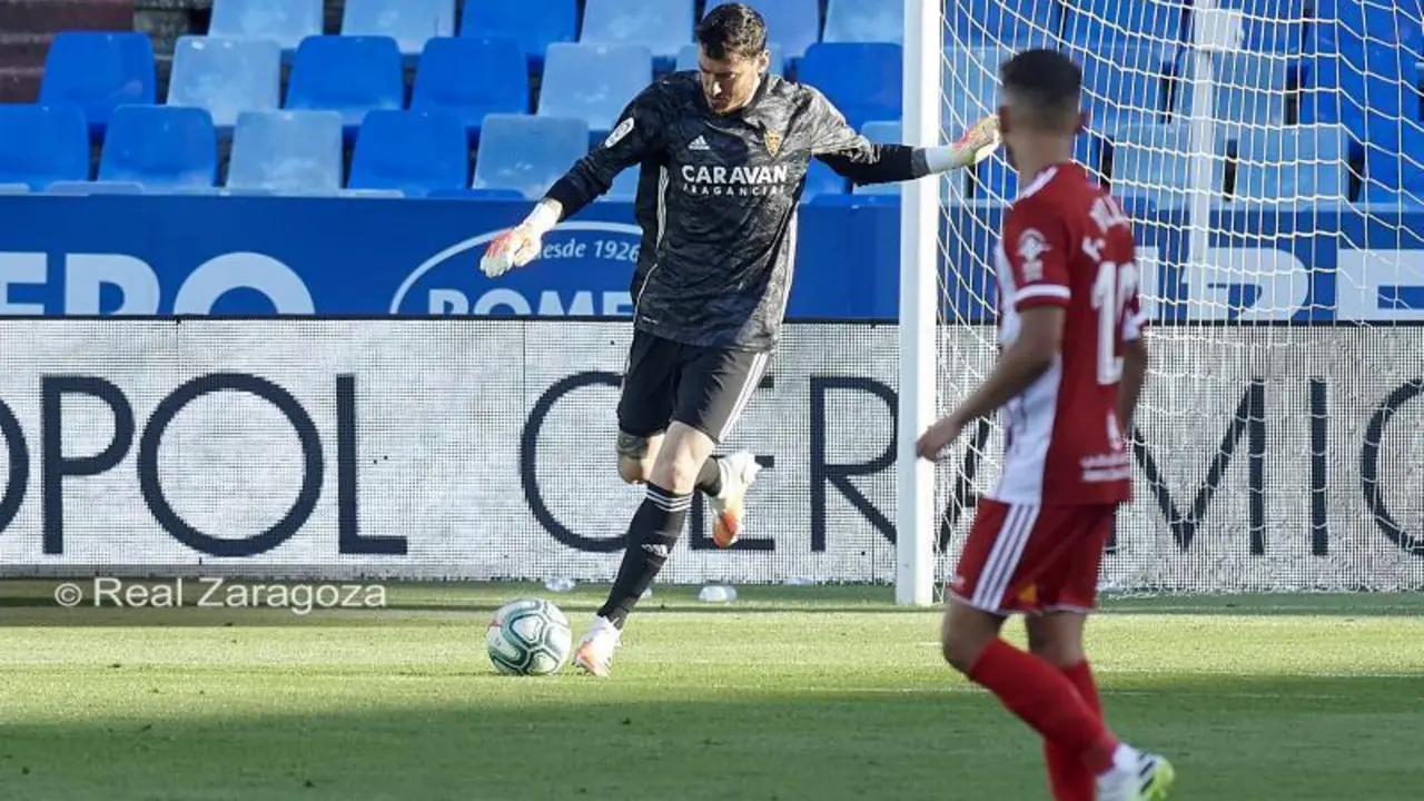 Cristian &Aacute;lvarez en un saque de puerta ante la UD Almer&iacute;a. Foto: Tino Gil / Real Zaragoza