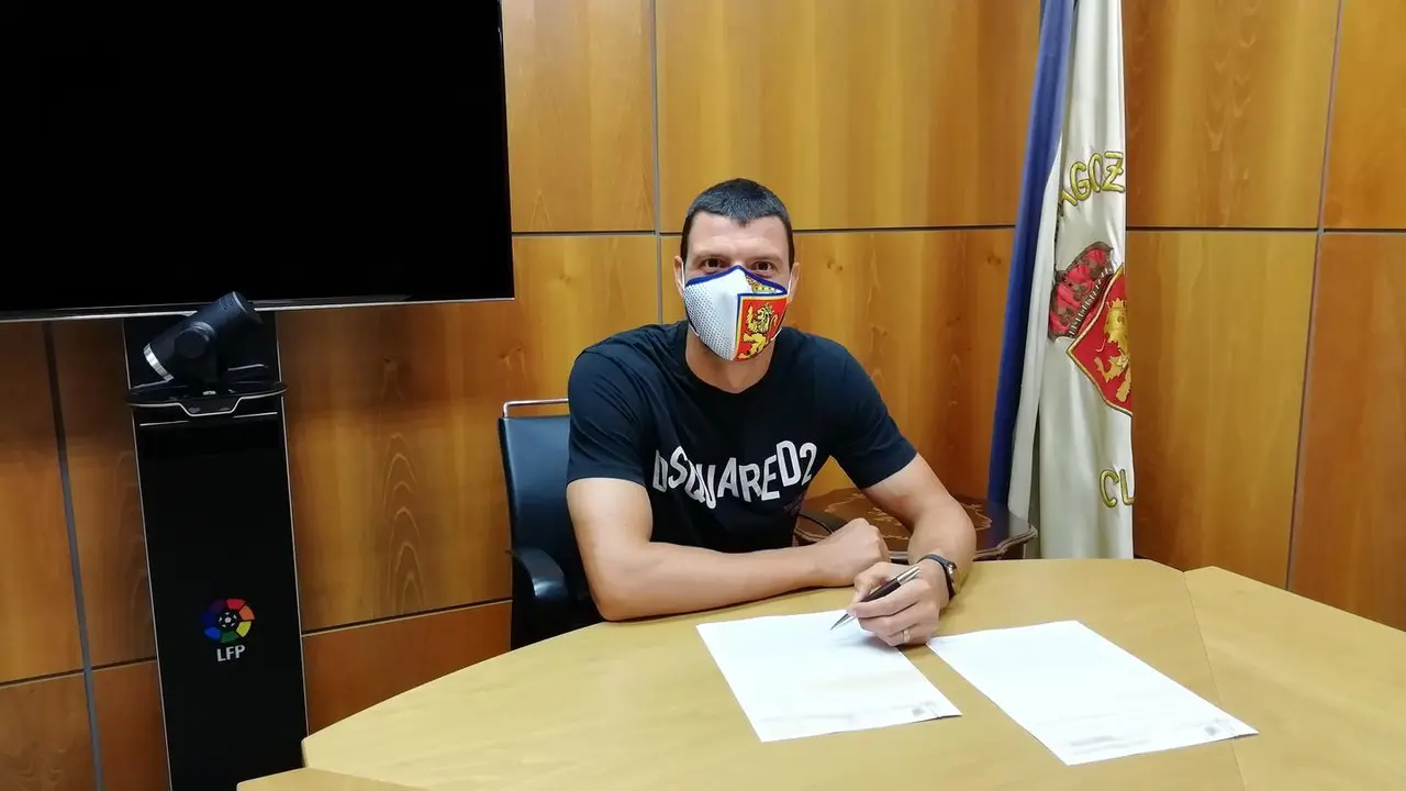 Haris Vuckic, firmando su contrato. Foto: Real Zaragoza
