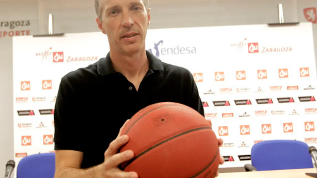 Joaqu&iacute;n Ruiz, en sala de prensa del Pr&iacute;ncipe Felipe. Foto: Basket Zaragoza