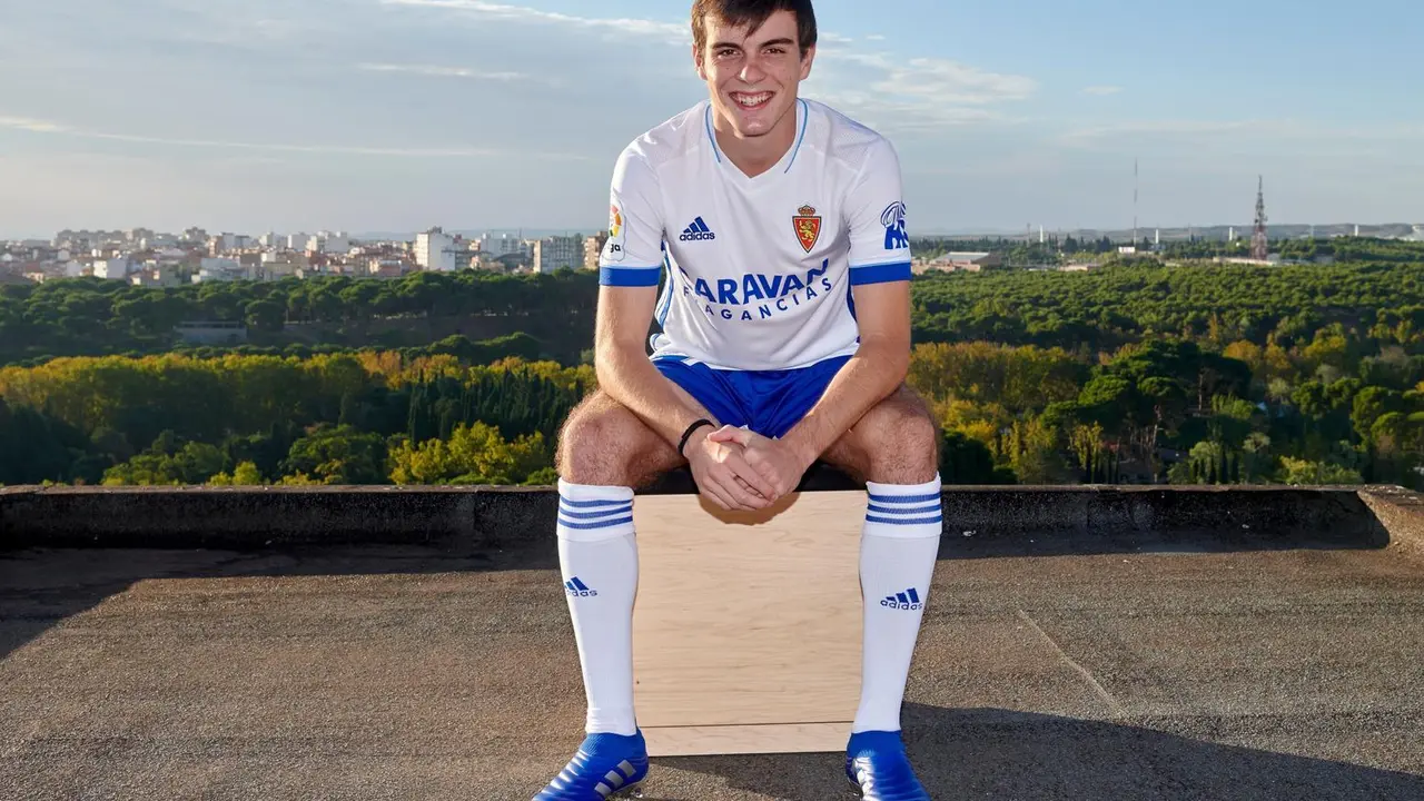 Francho Serrano luce la primera equipaci&oacute;n del Real Zaragoza de la temporada 2020-2021. Foto: @RealZaragoza