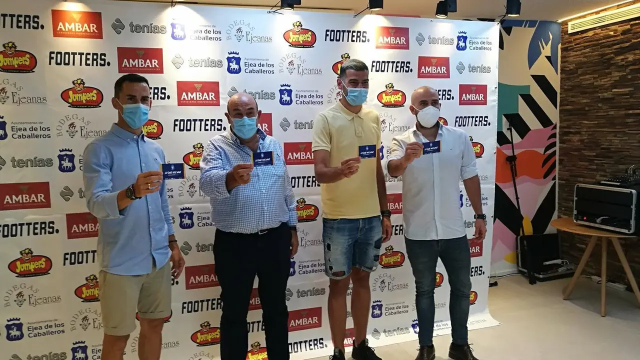 (De izquierda a derecha) Miguel Linares, Salvador Mateo, Javi &Aacute;lamo y Luis Oliver posan con el nuevo abono de la temporada 2020-2021. Foto: @AupaEjea