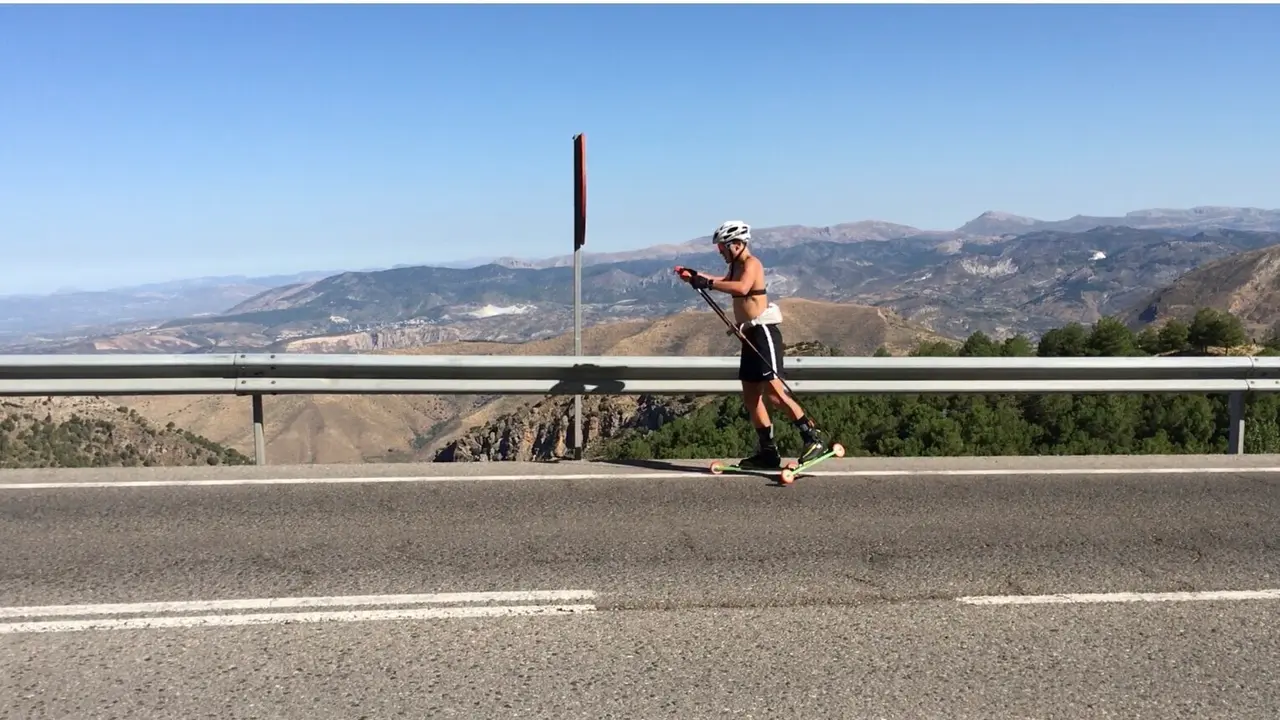 Uno de los corredores del Cetdi Arag&oacute;n concentrado en Sierra Nevada durante una sesi&oacute;n de rollerski. Foto: Cetdi