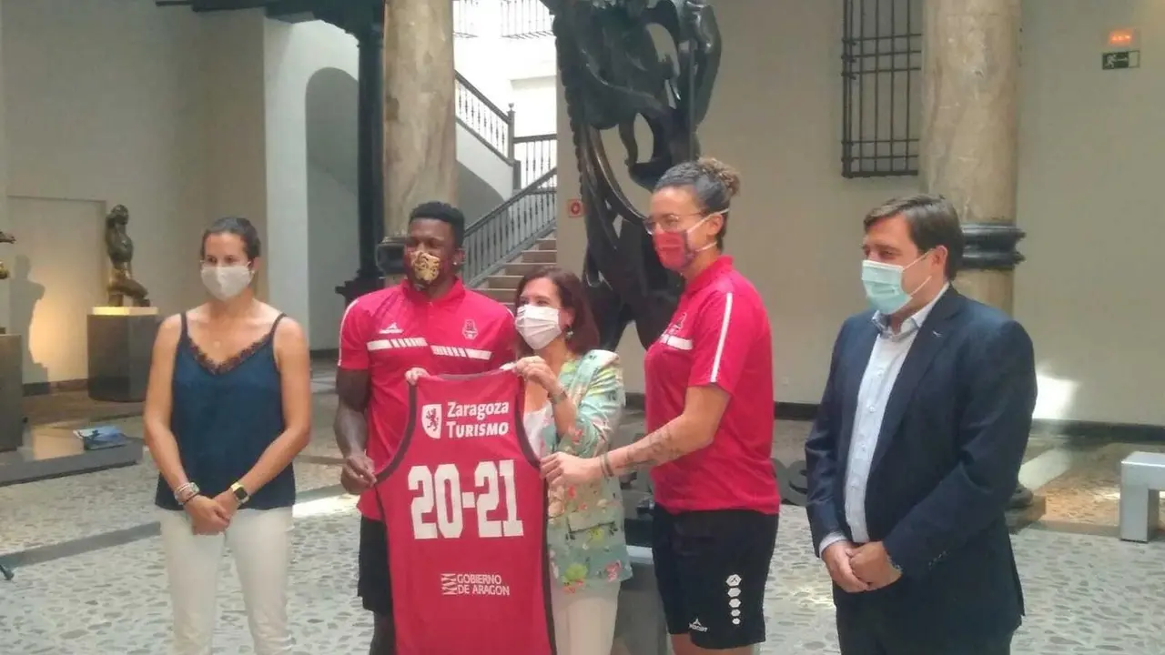 Los jugadores Dylan Ennis y Laura Nicholls, junto a Sara Fern&aacute;ndez, Cristina Garc&iacute;a y el presidente Reynaldo Benito. Foto: SPORTARAGON
