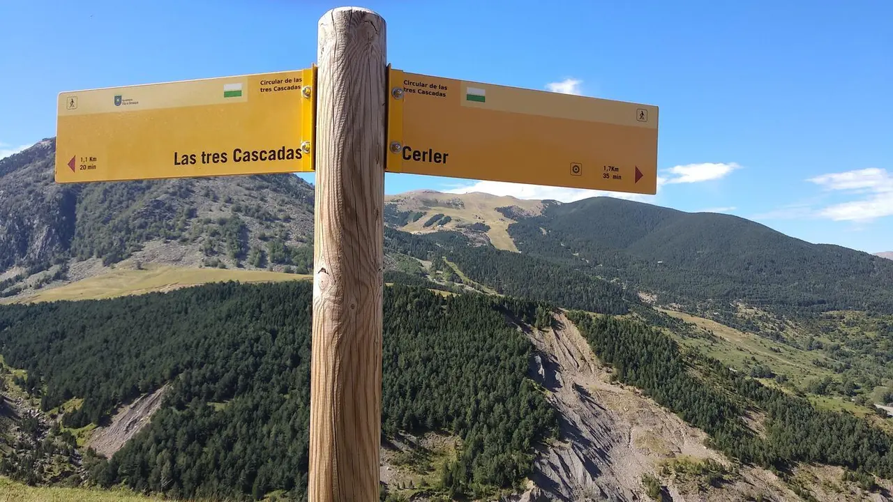 Se&ntilde;al indicativa de la ruta a Las tres cascadas y a Cerler pueblo. Al fondo, parte de la estaci&oacute;n de Aram&oacute;n Cerler. Foto: Sportaragon
