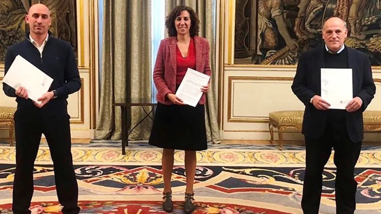 Luis Rubiales, Irene Lozano y Javier Tebas en un acto durante la pandemia. Foto: EFE