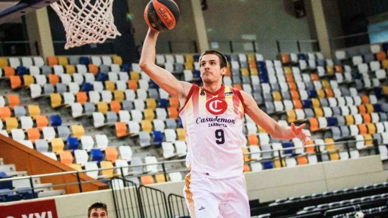 Nico Brussino se dispone a culminar una acci&oacute;n. Foto: Basket Zaragoza