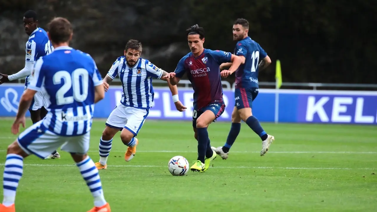 Seoane conduce el bal&oacute;n durante el partido en Zubieta | Foto: SDH