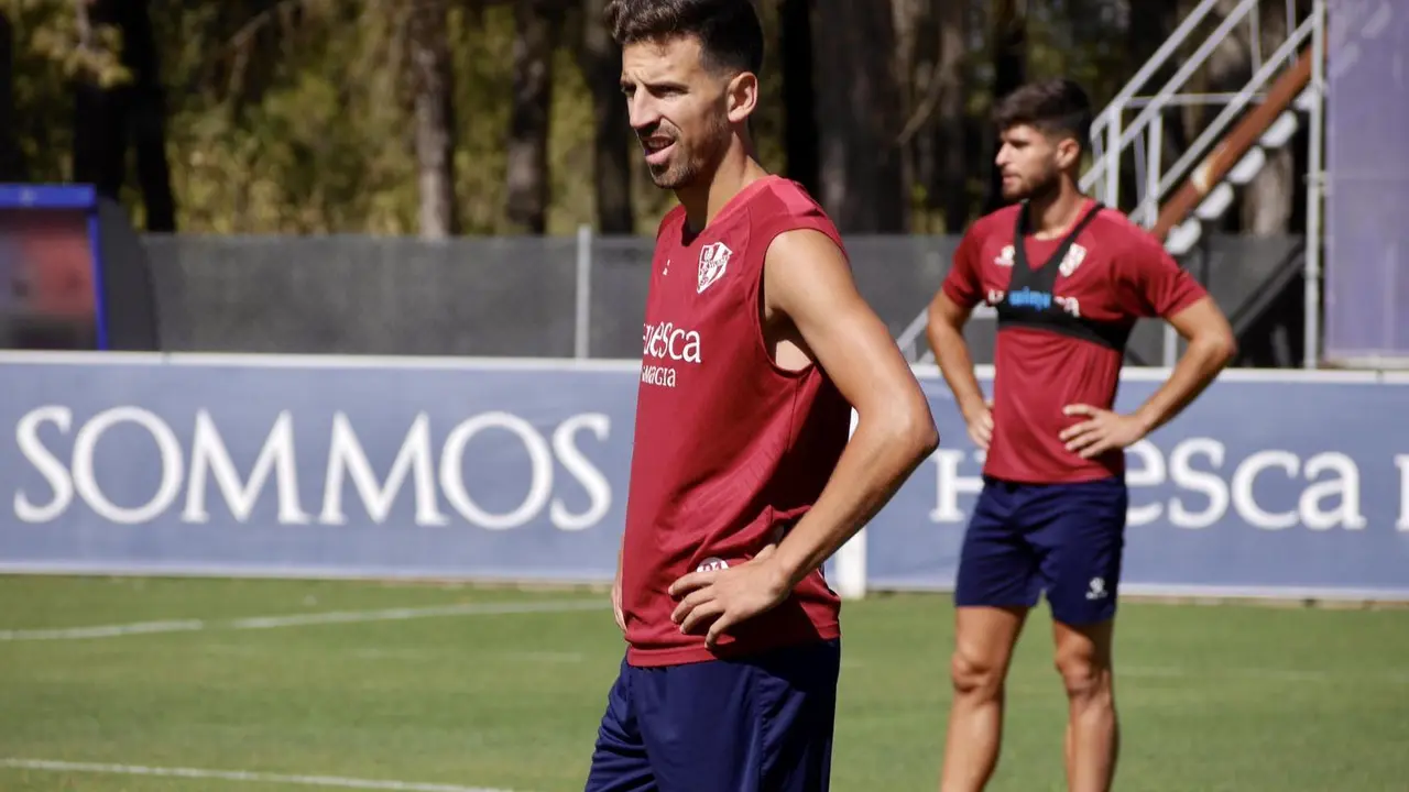 Primer plano de Juan carlos durante el entrenamiento del Huesca tras el amistoso contra la Real Sociedad. Foto: SD Huesca
