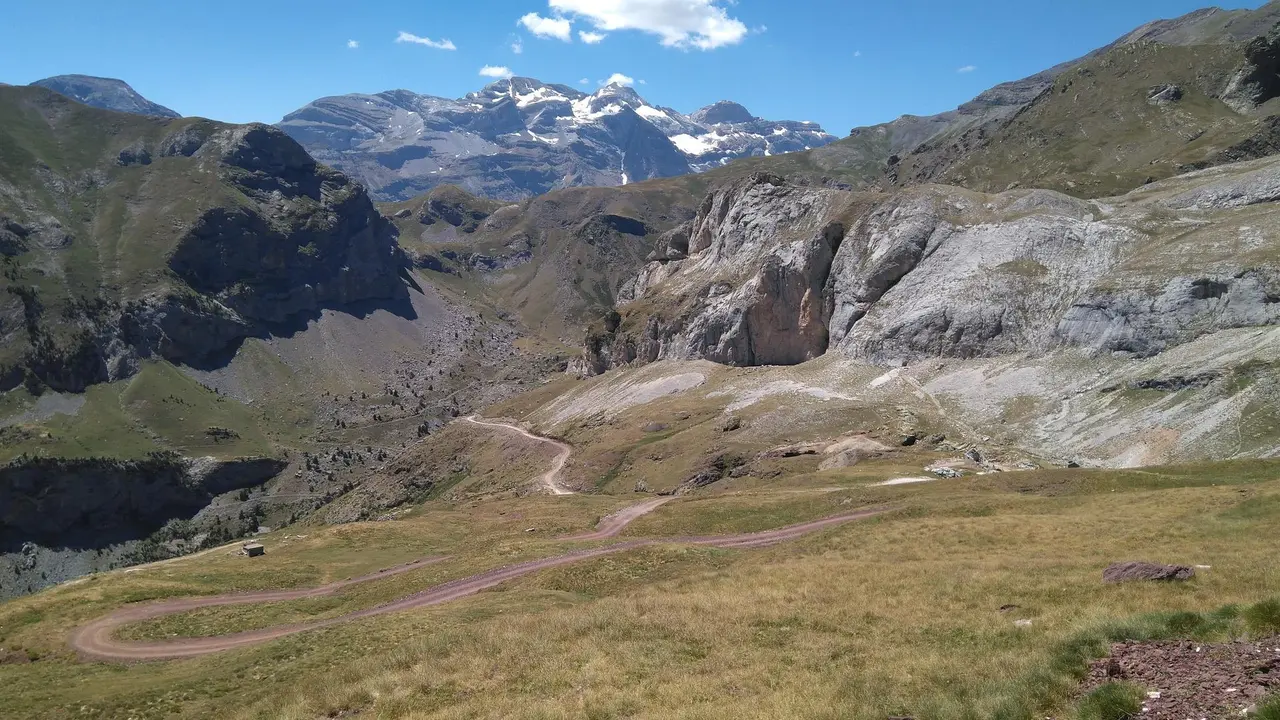Pista a Punta Liena con Monte Perdido al fondo | Puertos de Huesca